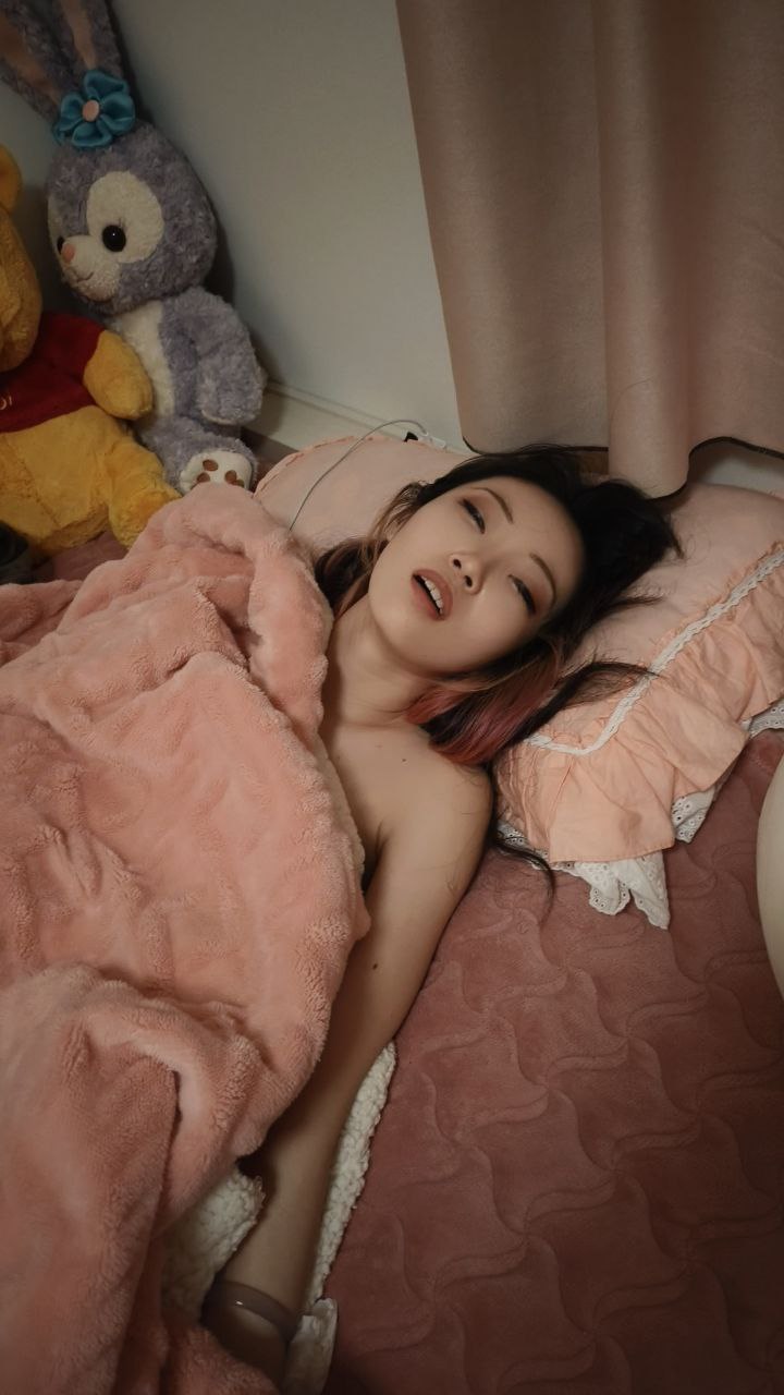 视觉系酒吧眼镜女郎深夜约炮并以丝袜足交与颜射满足男性欲望