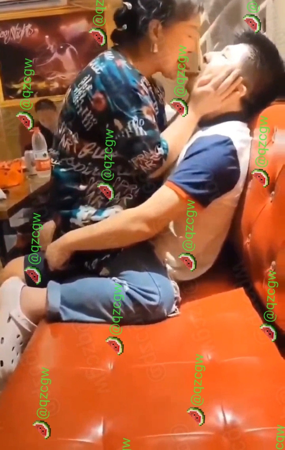 七夕节某会所中年女性跨坐男模疯狂索吻致其表情僵硬