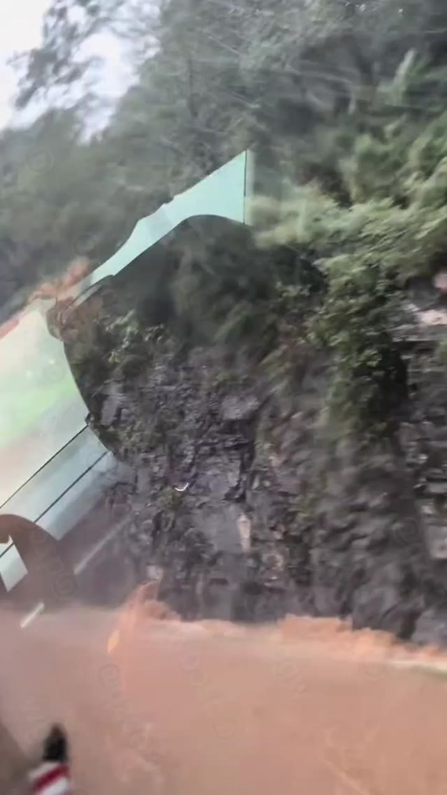 湖北宜昌遭遇强降雨引发山洪塌方导致三峡人家景区闭园及多路封闭