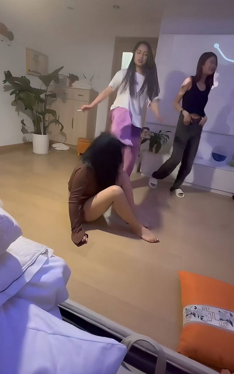 刚满十八岁的高中毕业生在出租屋内遭多名社会青年围殴并强迫发生关系