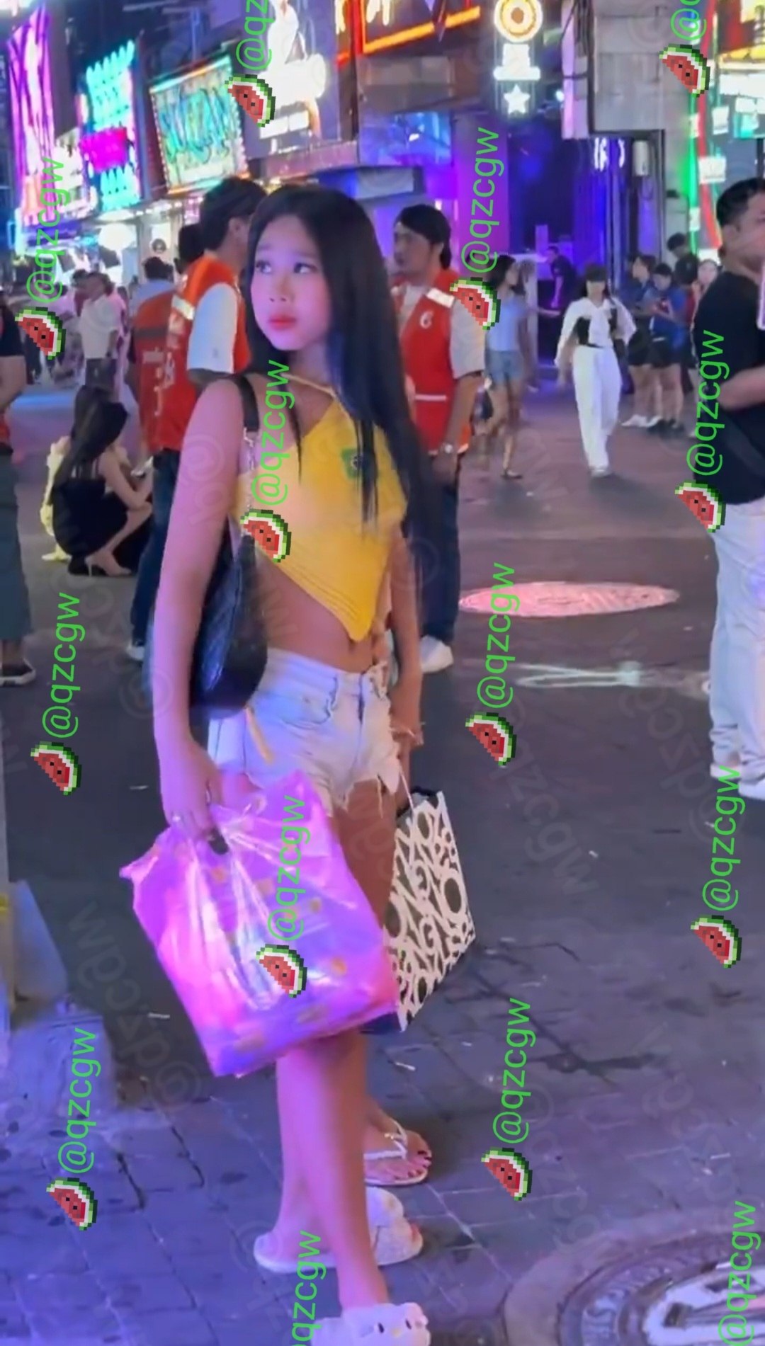 泰国芭提雅红灯区现清纯系娇小少女身着露背装在步行街引路人侧目