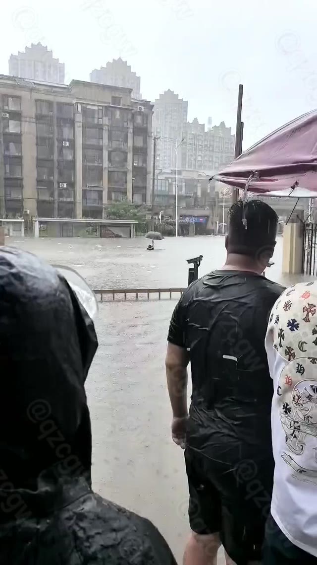 辽宁沈阳遭遇特大暴雨袭击城区多处积水成河并发生触电致人死亡事故