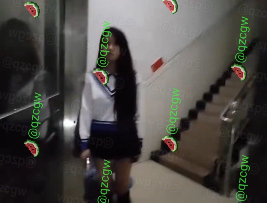 广州城中村深夜巷弄惊现制服JK少女疑似站街招揽生意