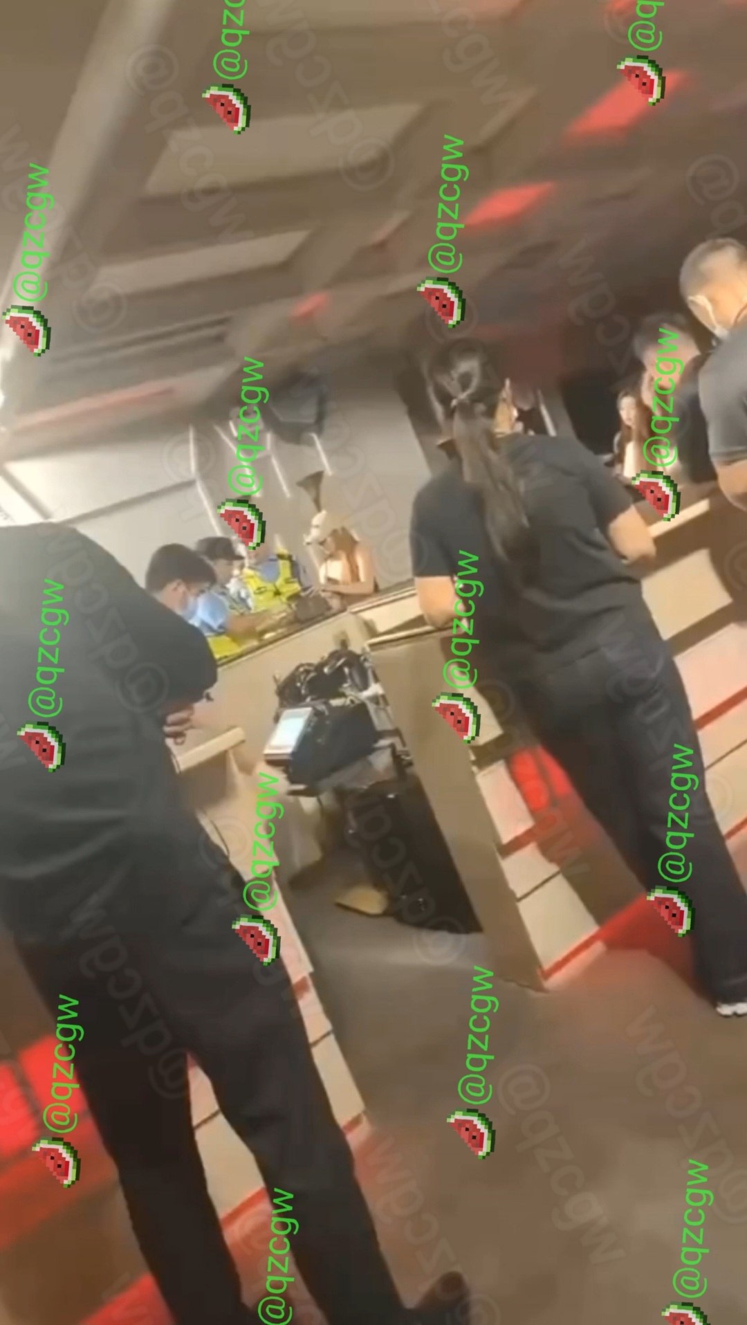 深圳知名夜店PlayX突遭大规模警力突击检查并对部分顾客进行验尿查毒