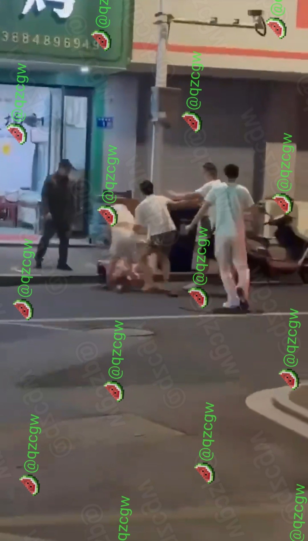 山东临沂烧烤店门口醉酒光膀子男子情绪失控挑衅引发多人围殴