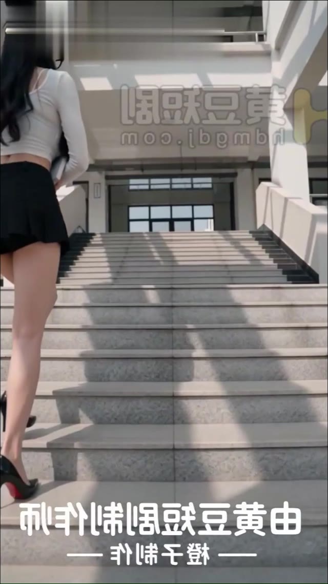 患性瘾的巨乳女教师EP1 AI成人短剧 患有性瘾的巨乳女教师在办公室对男学生发起肉体诱惑