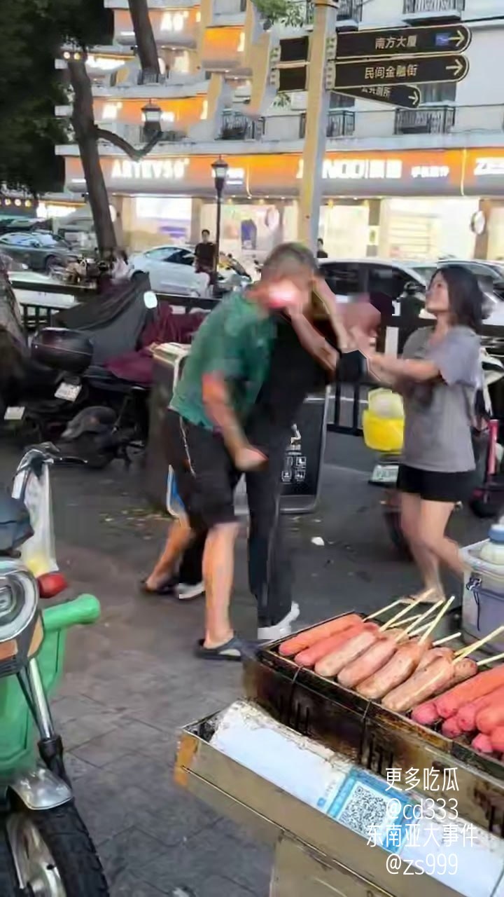 广州南方大厦七夕街头两男争夺一女引发肢体冲突现场失控