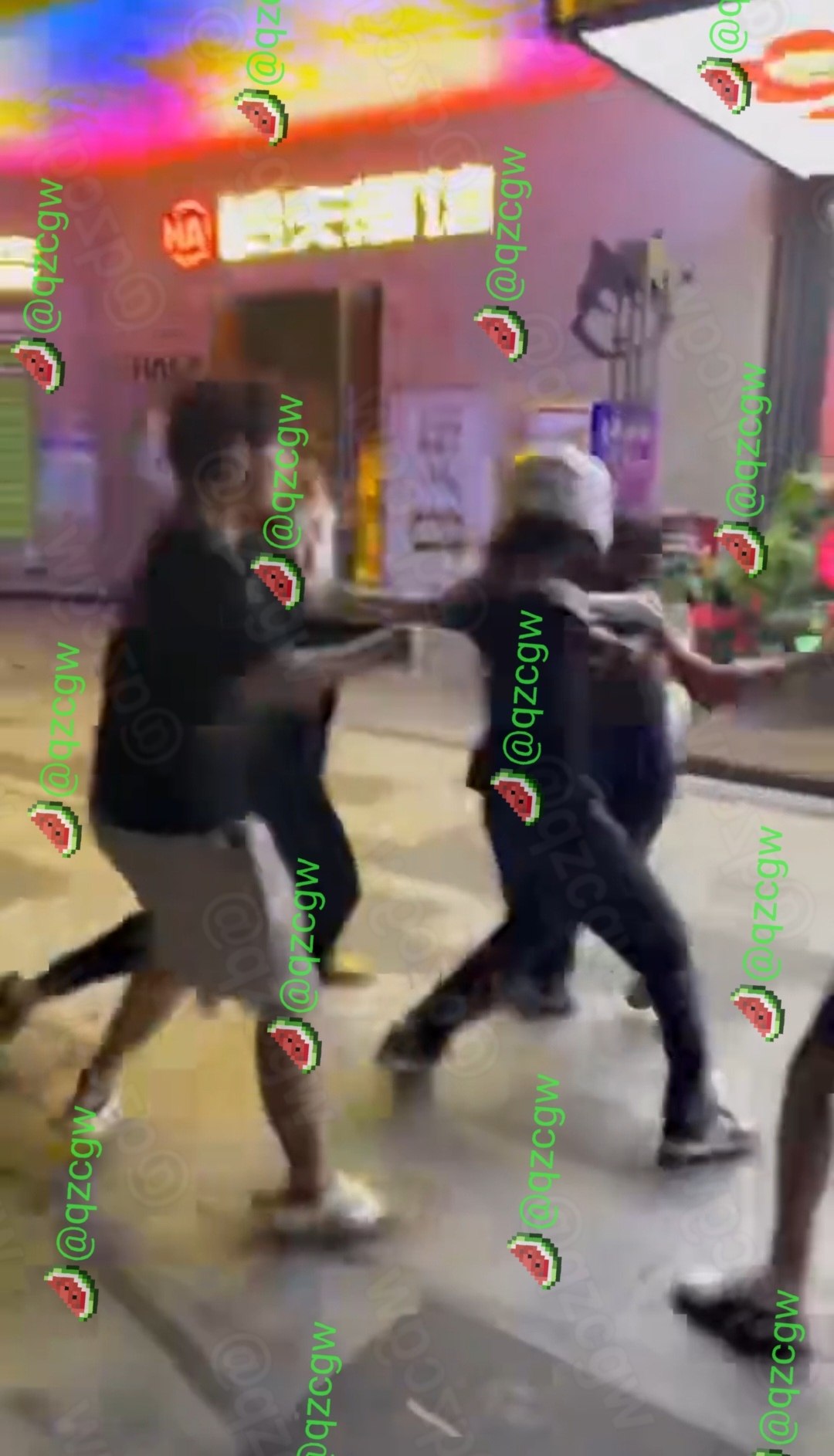 夜市广场突发群体斗殴精神小伙激烈肢体冲突导致鞋履飞散现场混乱