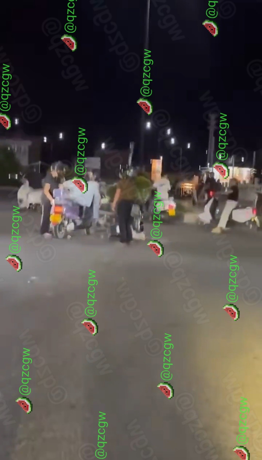 深夜街头两名戴头盔女子激烈互殴导致电动车倒地路人围观不劝架