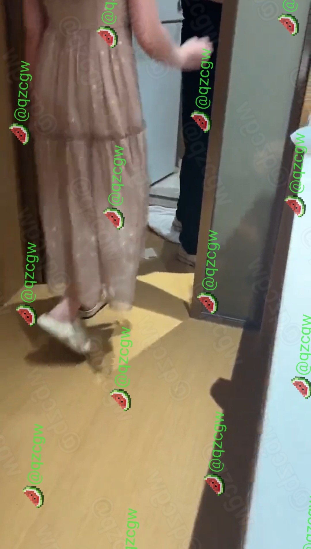 快捷酒店内男女出轨被当场堵门抓获现场床铺凌乱纸巾满地