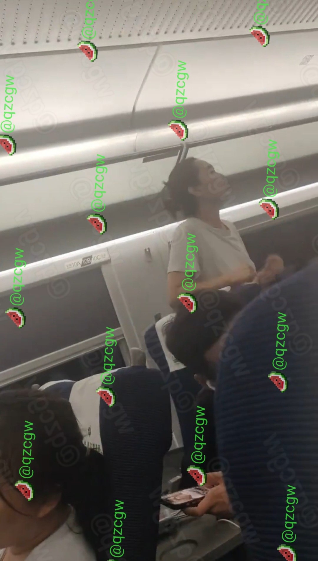 高铁车厢内女子自称法界守护者并当众宣讲法界首富概念