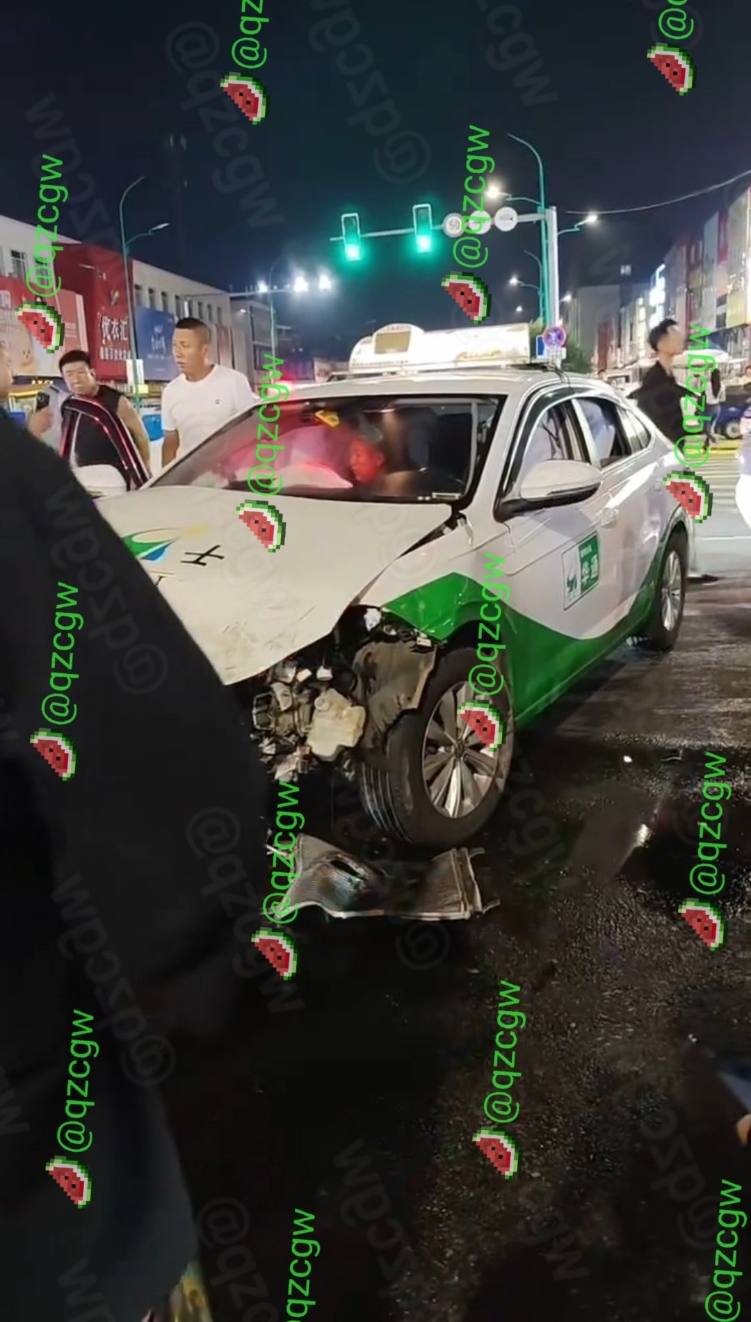 吉林榆树发生三车连环撞事故,私家车与出租车因抢行红绿灯导致车毁人伤