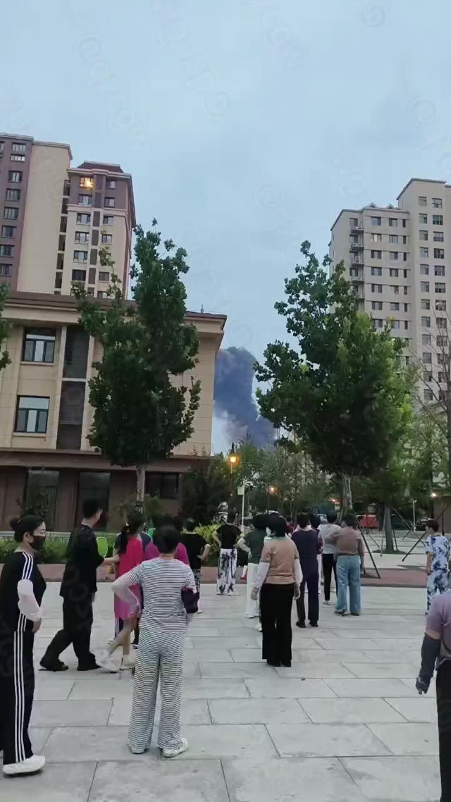 天津东丽无暇街接连爆发浓烟与巨响疑似天钢工厂发生设备故障