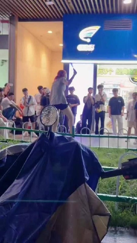 瑞安吾悦广场红发女子厕所冲突事件反转：并非被出轨而是赖前男友家白吃白住