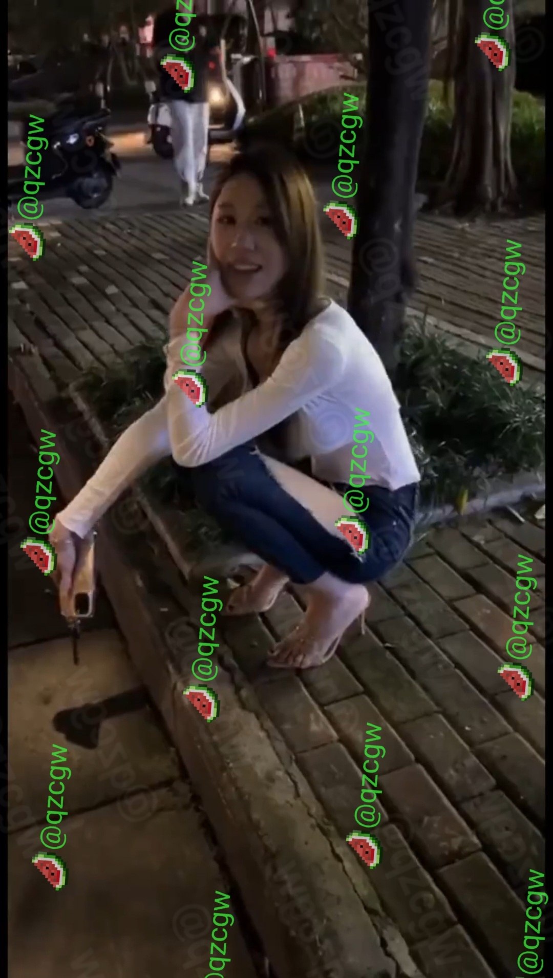 清甜长发少女深夜骑电驴前往足疗店展示精致身材与撩人长腿