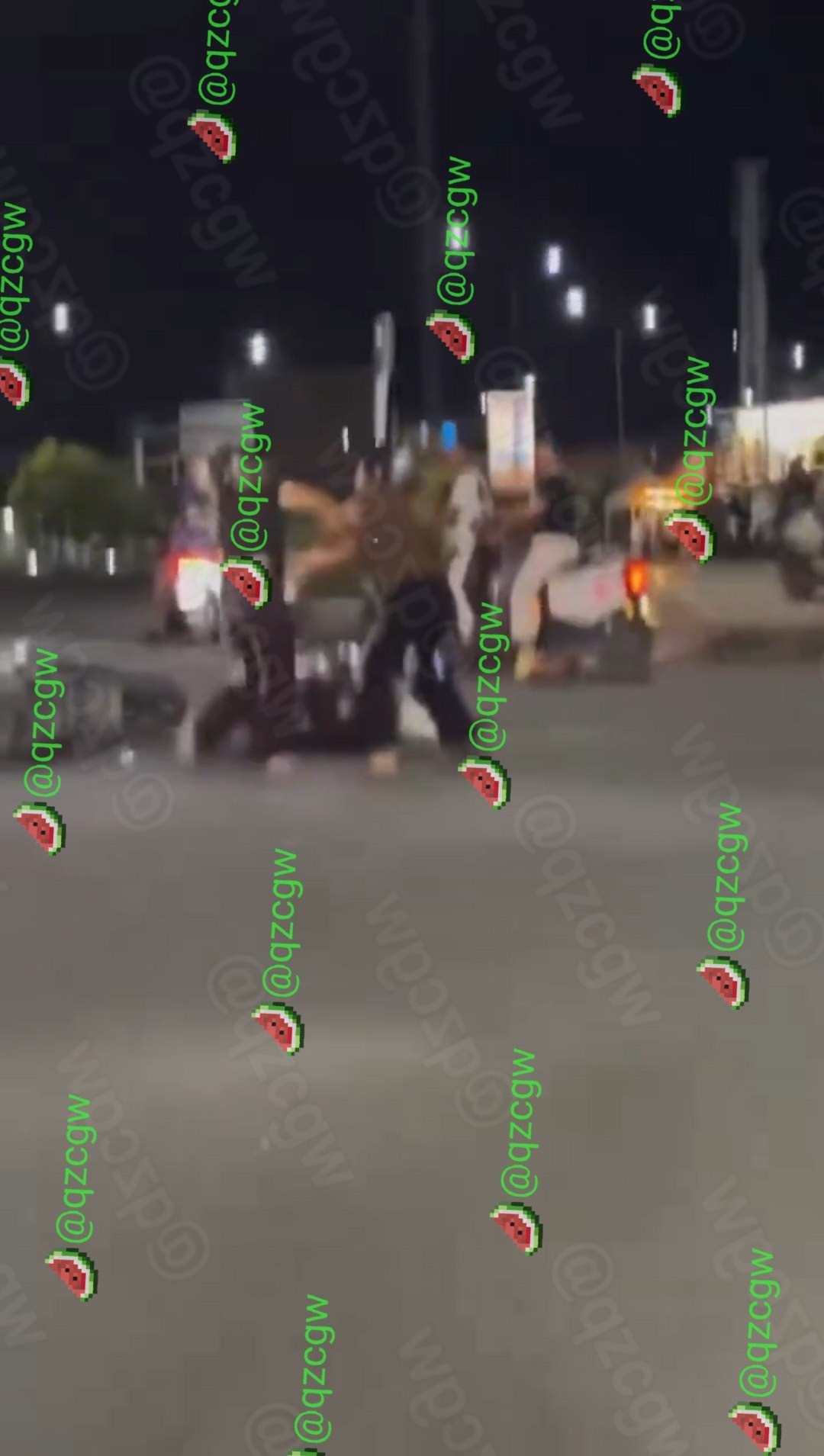 深夜街头两名戴头盔女子激烈互殴导致电动车倒地路人围观不劝架