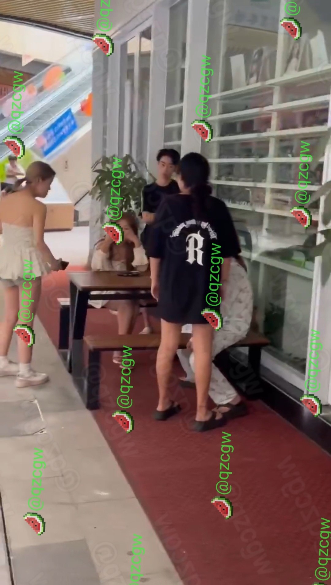 商场户外多名染发潮流少女发生激烈肢体冲突多人被按倒在地互撕头发