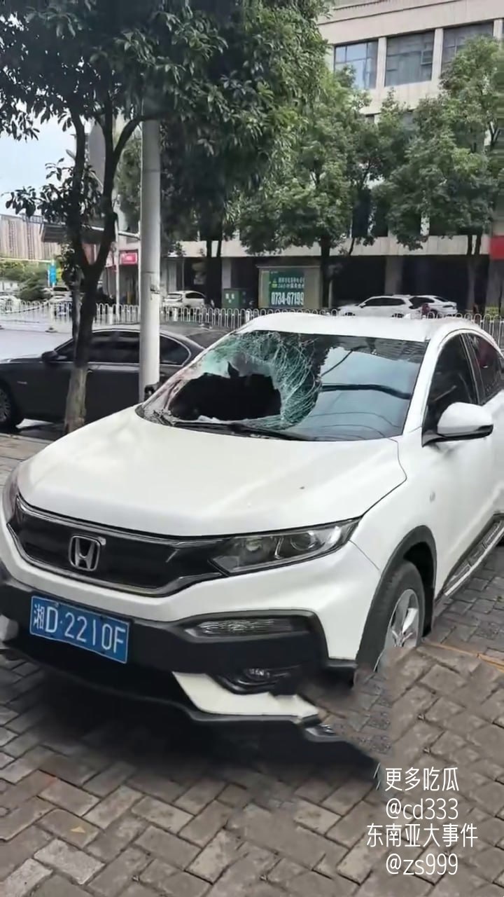 湖南祁东花季少女高空坠落精准砸中路边轿车导致车身严重变形