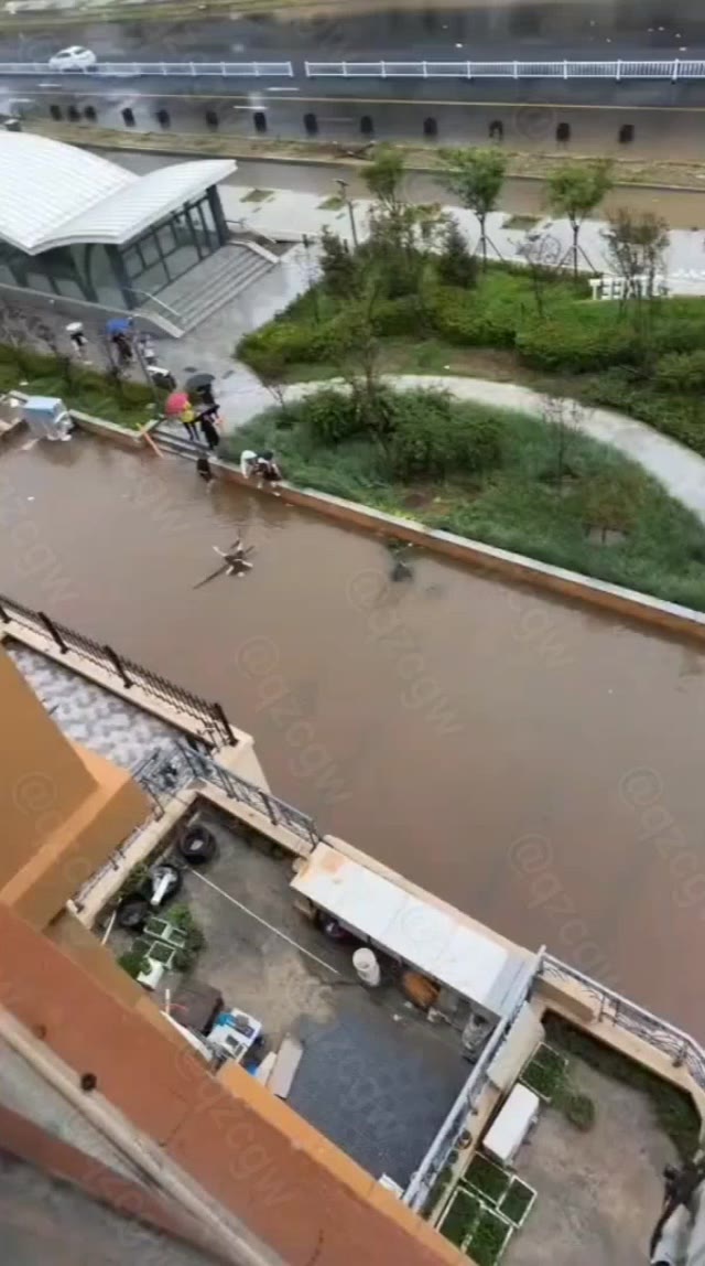 辽宁沈阳遭遇特大暴雨袭击城区多处积水成河并发生触电致人死亡事故