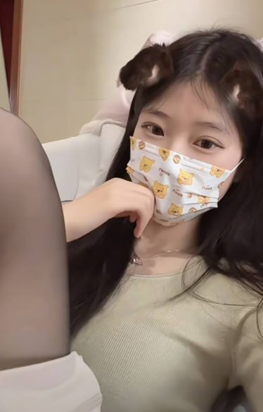 清纯女博主私下沦为金主玩物在镜头前展示丝袜与比基尼反差