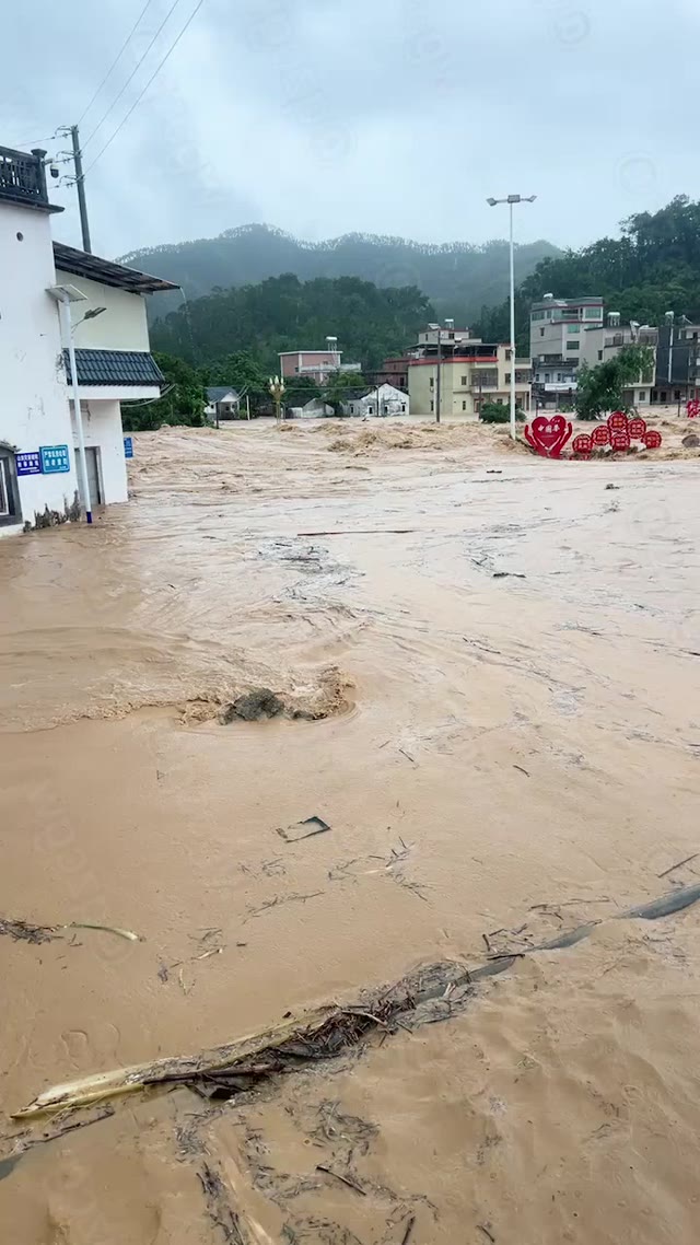台风红霞袭击潮汕揭阳导致揭西多地沦为泽国桥梁被冲毁村庄被淹没