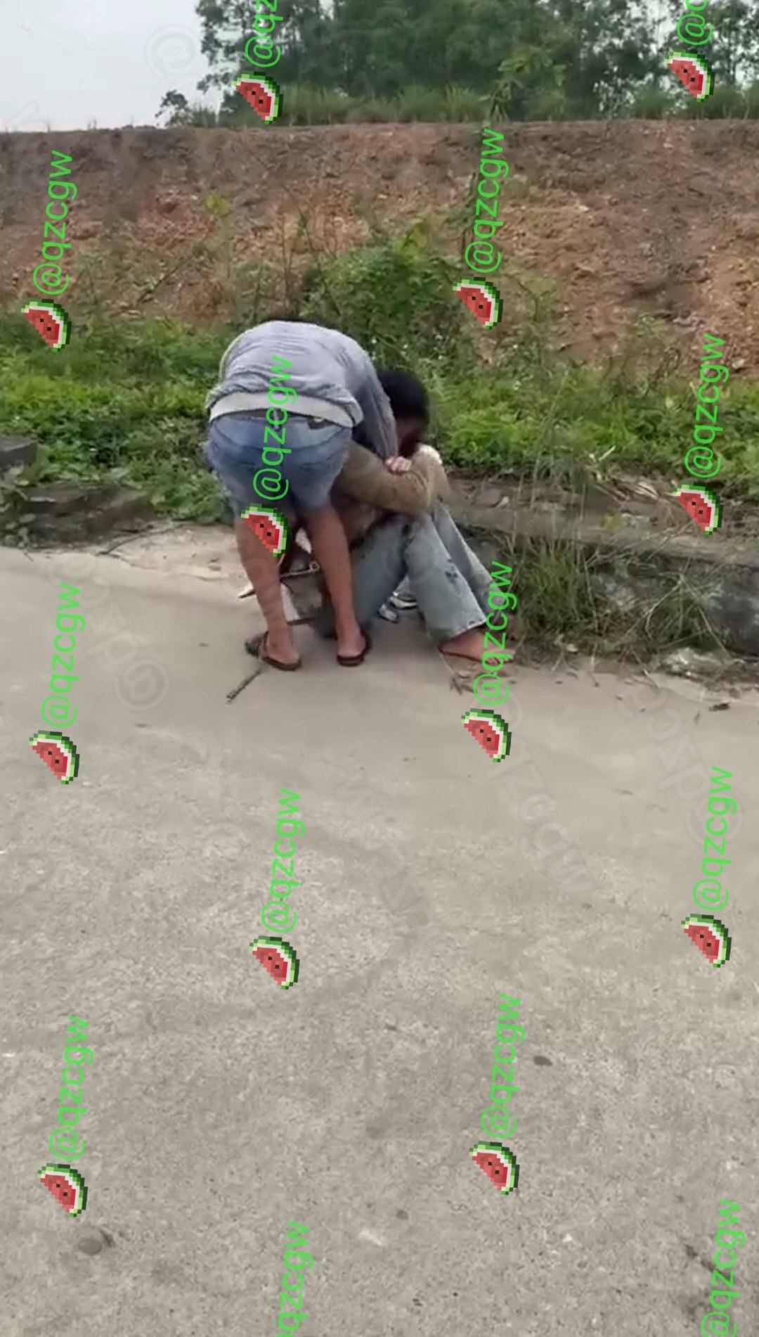 越南精致女子出轨被抓当街遭男友暴力拖行至路中央半裸哭喊