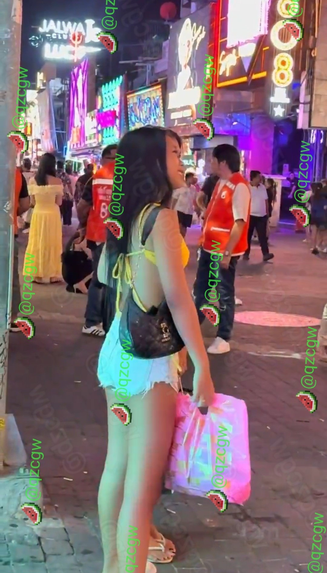 泰国芭提雅红灯区现清纯系娇小少女身着露背装在步行街引路人侧目