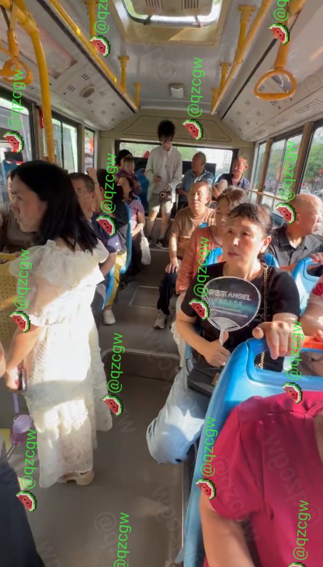 精神小伙身着白衬衫在满载老人的公交车内狂舞引发全车乘客集体懵圈