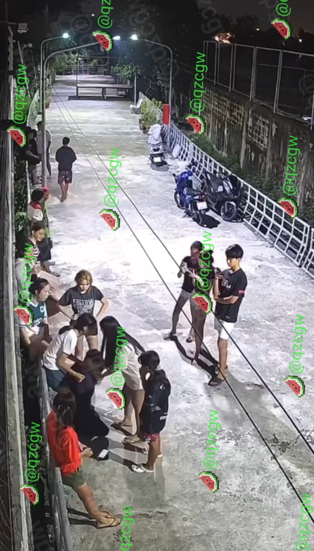 泰国街头多名女生因暗恋对象带新女友而围攻情侣导致场面失控