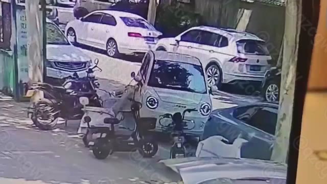 路边起步电动车猛撞停放车辆后司机不顾现场直接加速逃逸