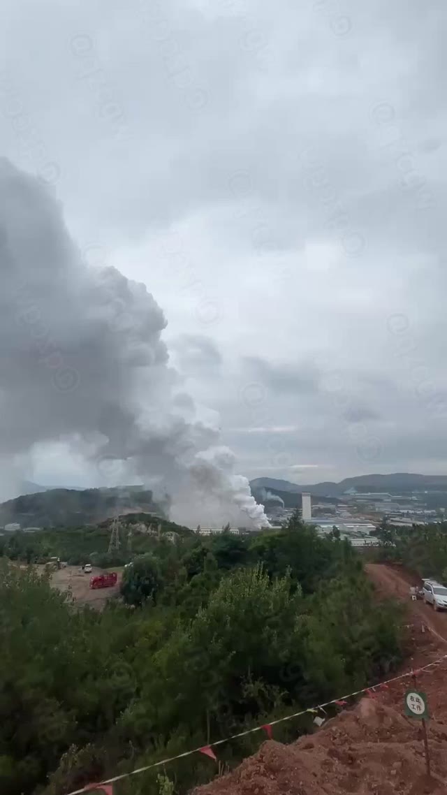 云南昆明晋宁精细化工企业发生黄磷泄漏自燃事故导致大范围浓烟扩散