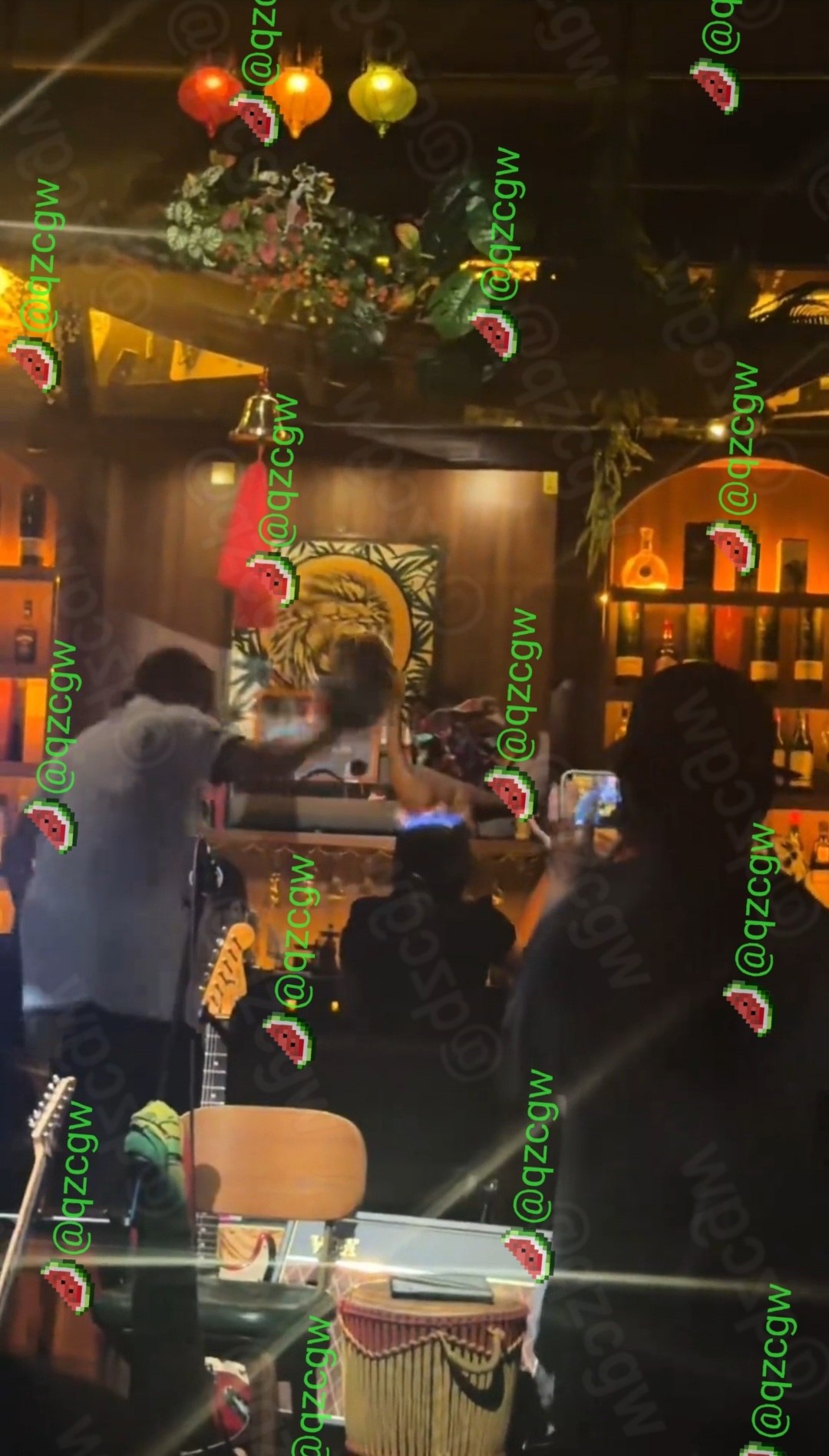 重庆观音桥酒吧推出七夕特色互动项目通过夸张打击行为治疗恋爱脑