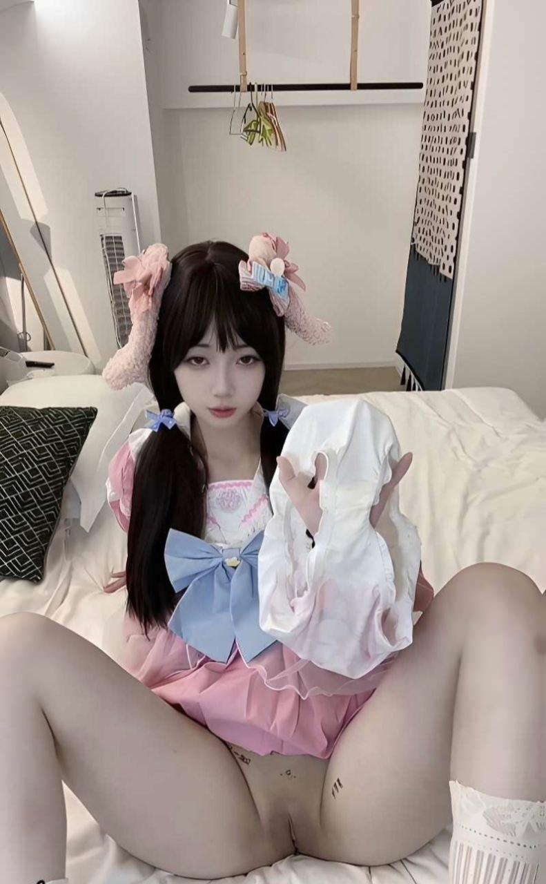 知名反差女主播奶芙直播自慰并伴随言语羞辱观众引发感官冲击