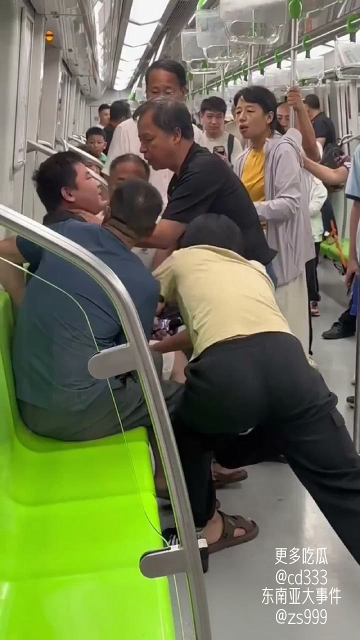 南京地铁3号线一名少年突发狂躁拉动紧急制动装置并高喊报复社会