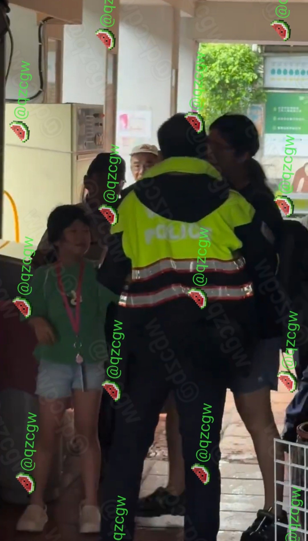 台北家长因防空演习阻碍女儿游泳考试当街怒吼警察并当众痛骂幼女