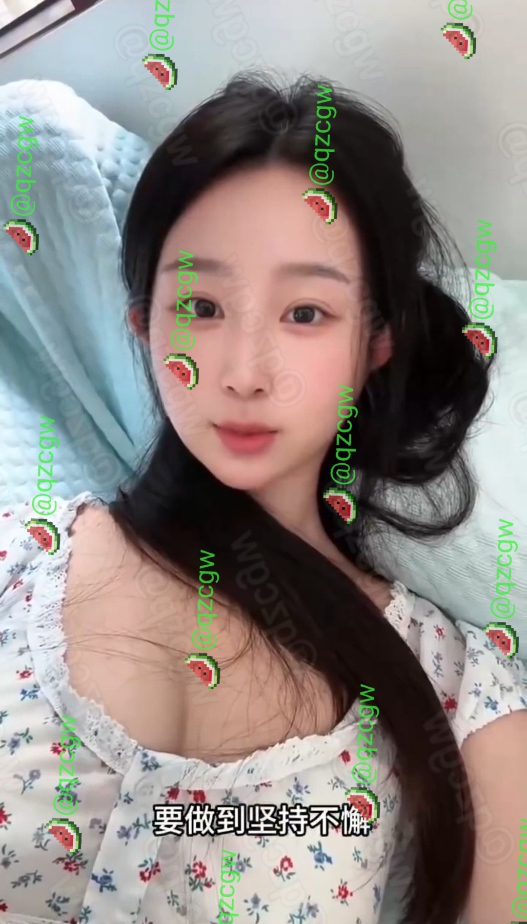 精致长发少女身着碎花吊带裙躺床用励志金句暗喻私密情事