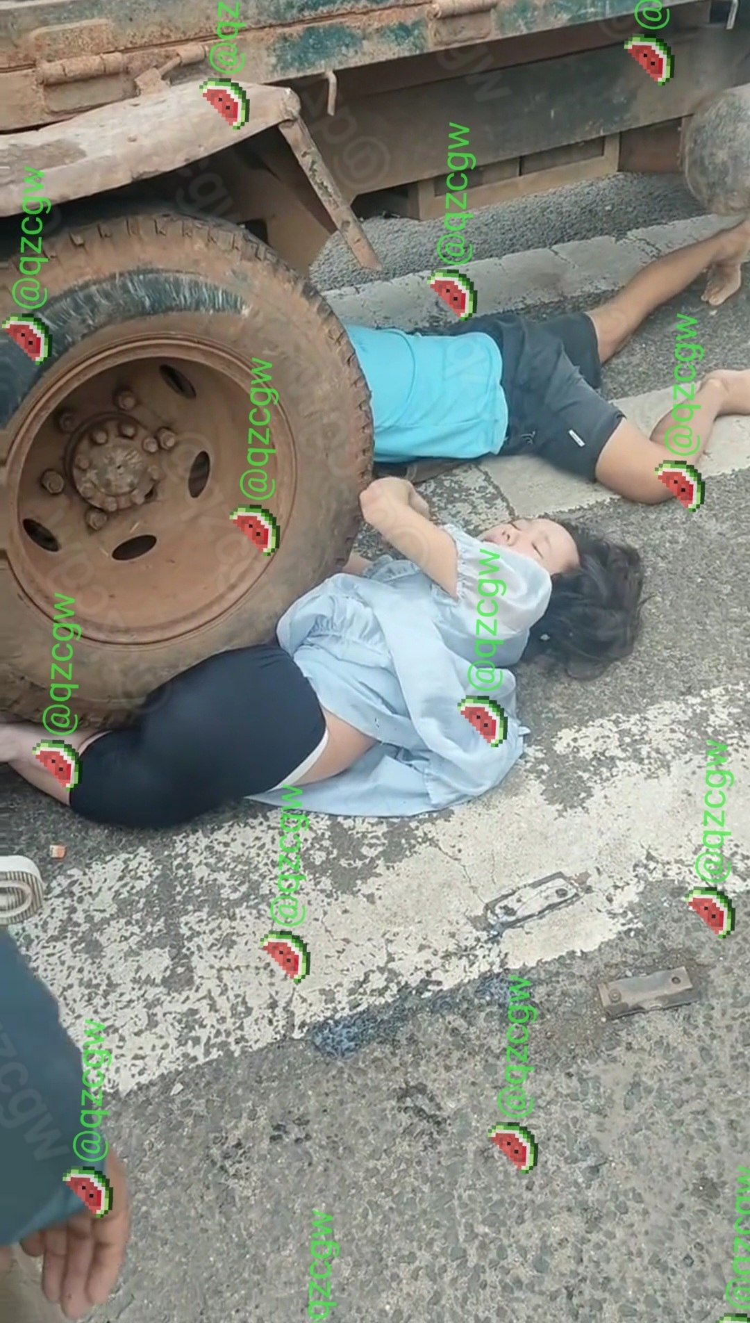 海南临高海公馆路口发生惨烈车祸女子被大货车车轮压在身下