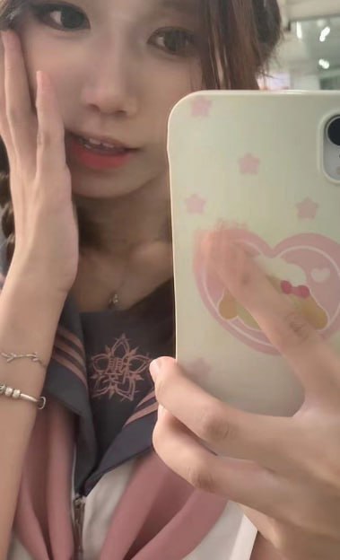 每日大赛 清秀面容搭配火辣胴体博主发布露脸自拍展示极致身材曲线
