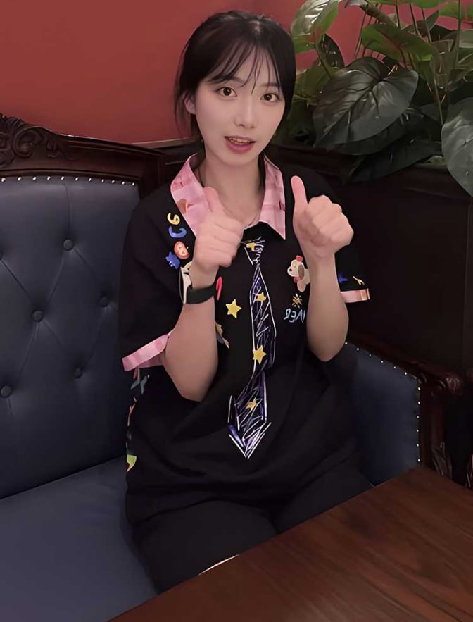 网红贺子涵在直播间进行自慰表演通过撅臀揉穴展示身体诱惑