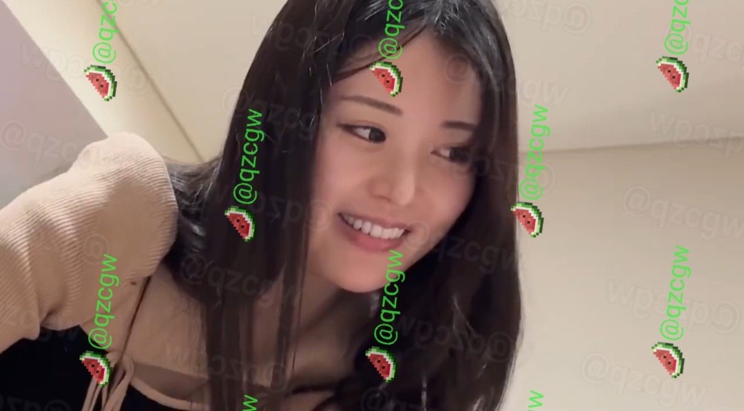 长发甜美技师俯身低头提供足疗服务引发围观感叹深度放松