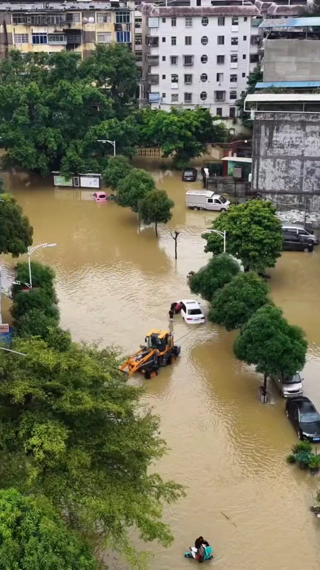广西崇左大新县遭遇特大暴雨导致多地街道沦为河流居民紧急转移避险