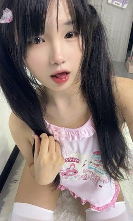 每日大赛 软糯萝莉风博主深夜发布白丝翘臀扭动视频展现极度反差诱惑
