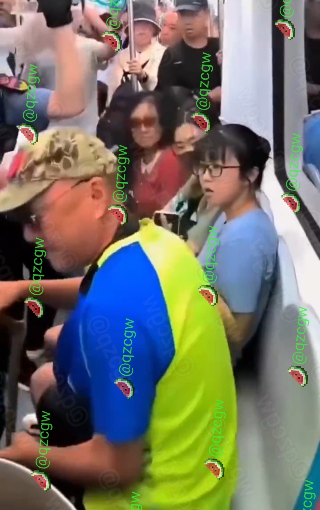 地铁车厢内中年男子因要求年轻人让座引发激烈言语对峙