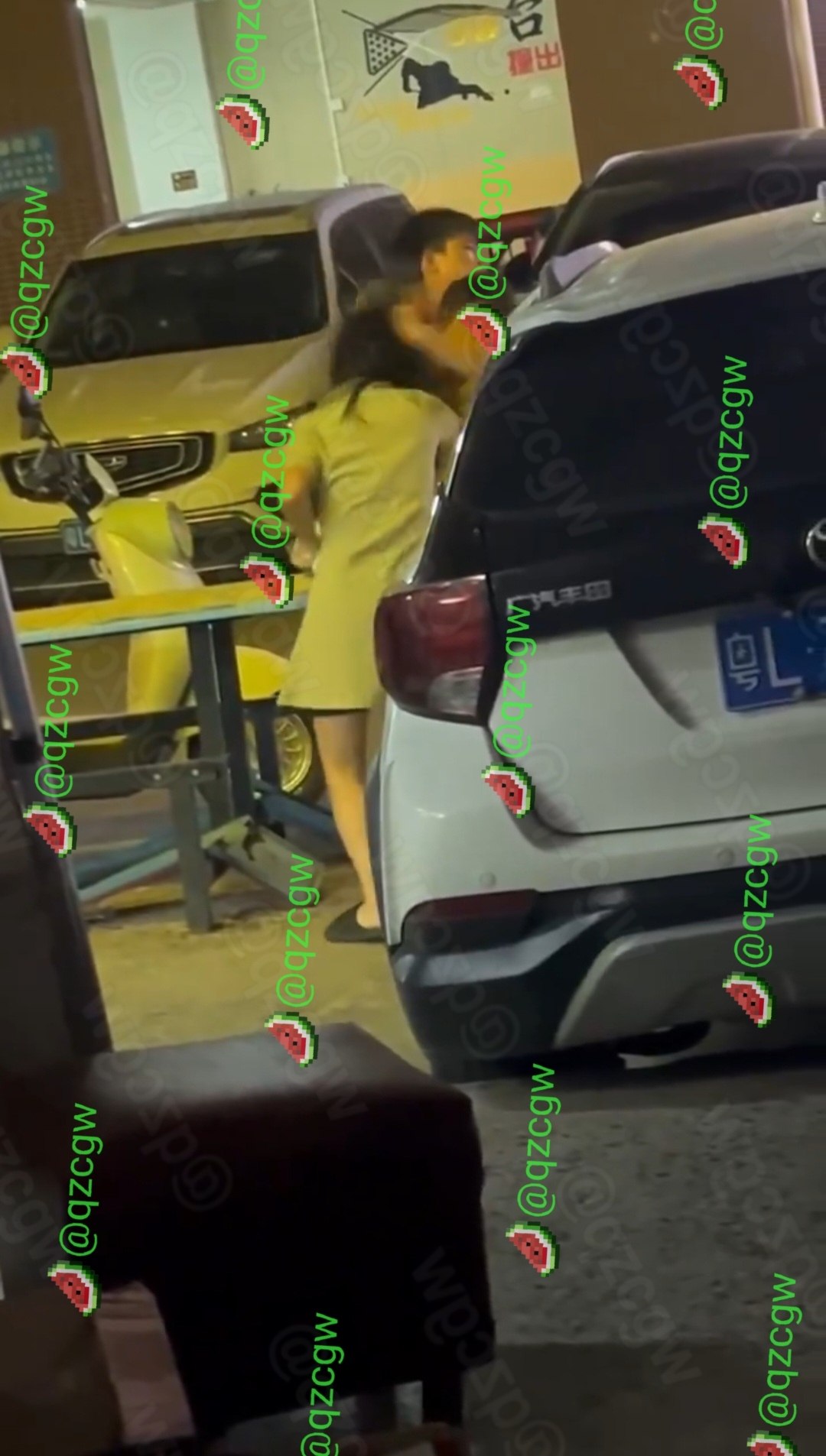 广东街头两名黄裙女子为争夺赤膊男子当众扭打抓挠互殴