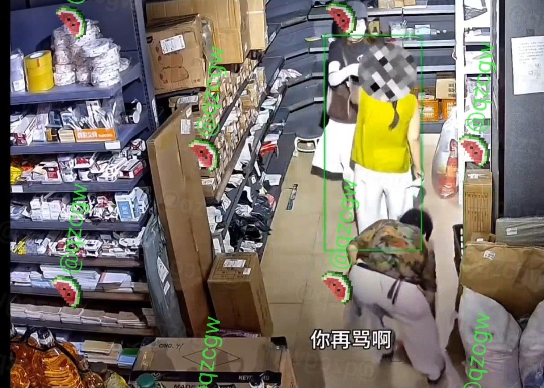 白裙女子路过小店恶意踢飞他人快递包裹并辱骂店员脑子有病