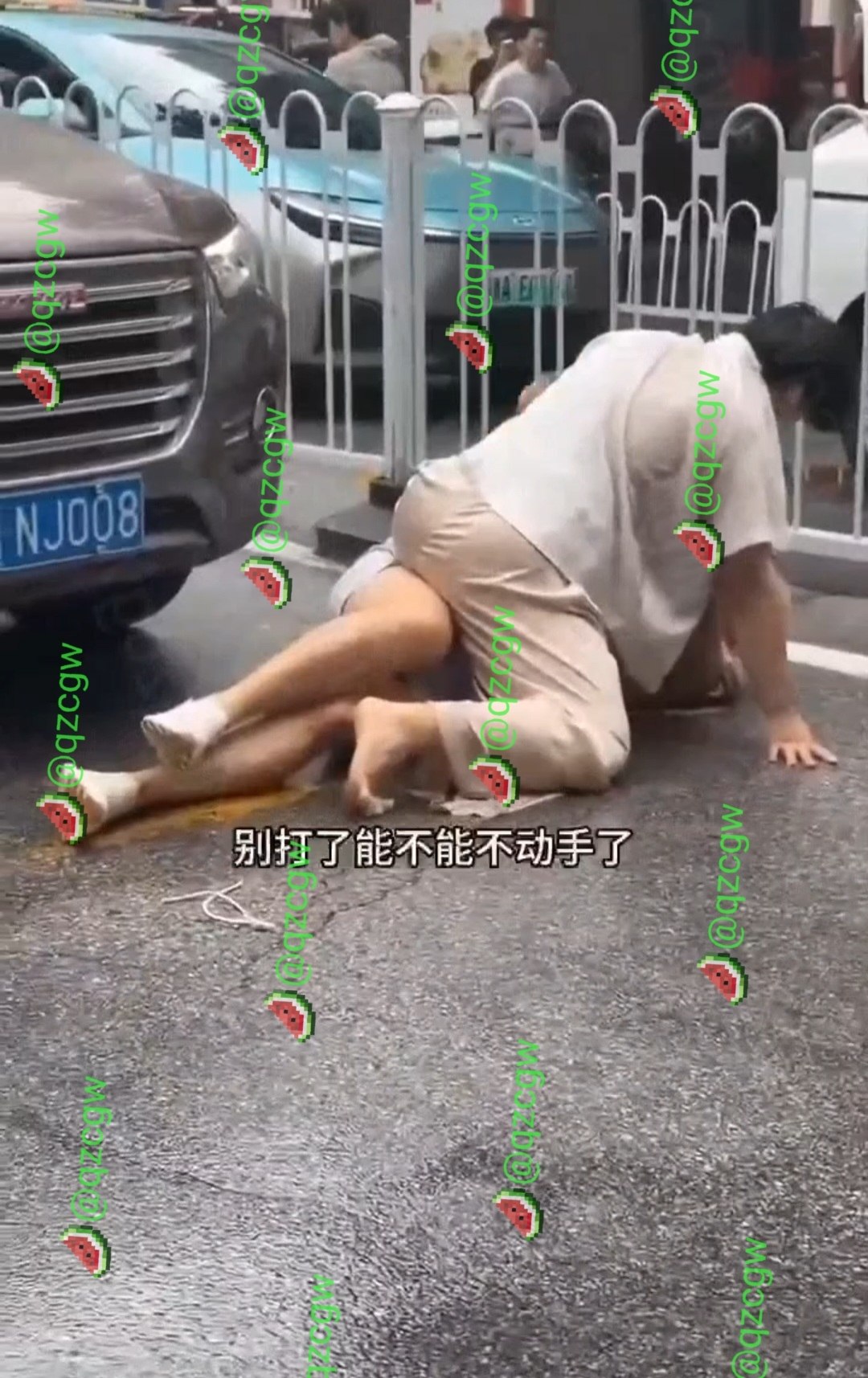 医院门口因车辆挡路引发激烈冲突壮硕中年男子遭大妈暴力殴打