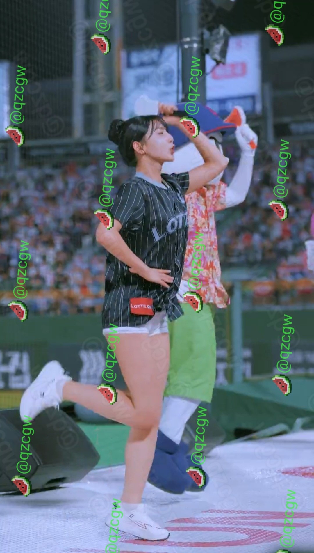 韩国乐天巨人啦啦队长木娜京与金庭园赛场热舞展现极致身材曲线