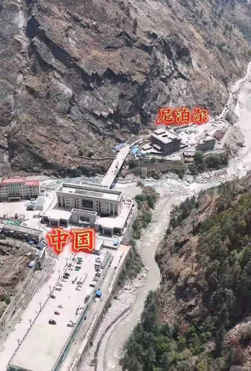 尼泊尔侧突发泥石流冲向西藏吉隆口岸导致建筑被埋及道路中断