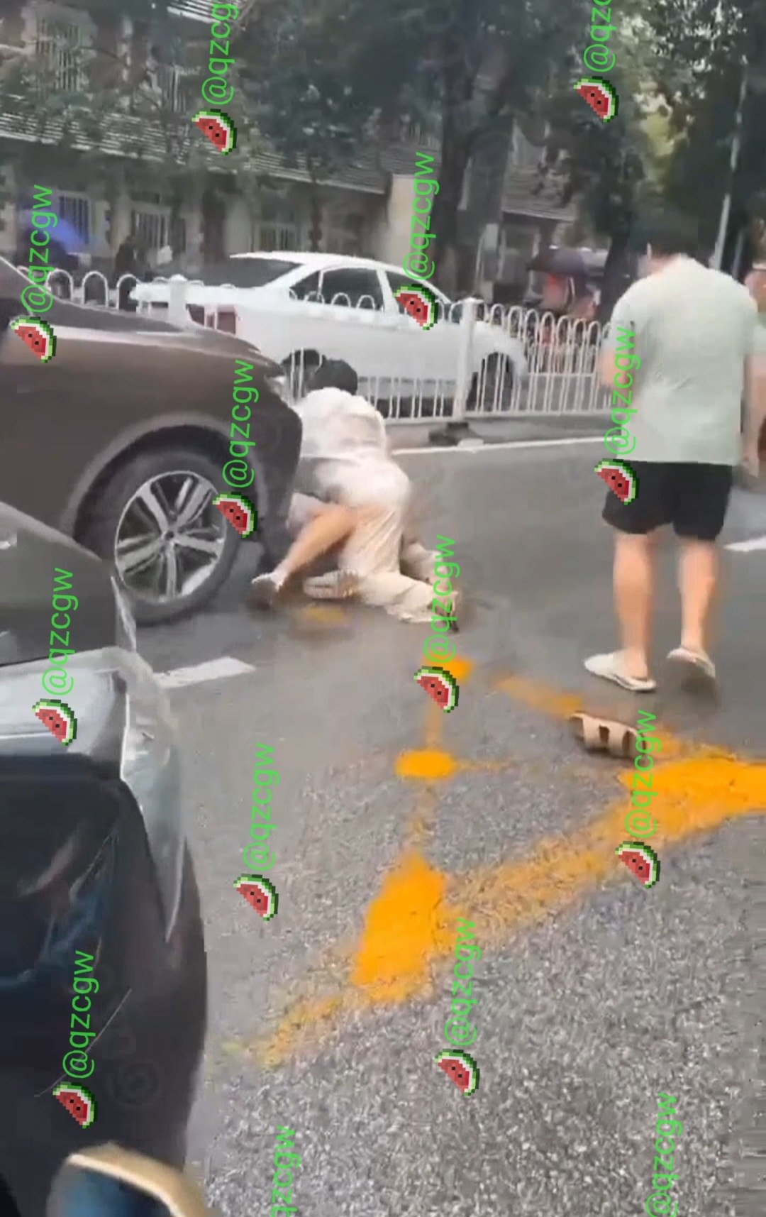 医院门口因车辆挡路引发激烈冲突壮硕中年男子遭大妈暴力殴打