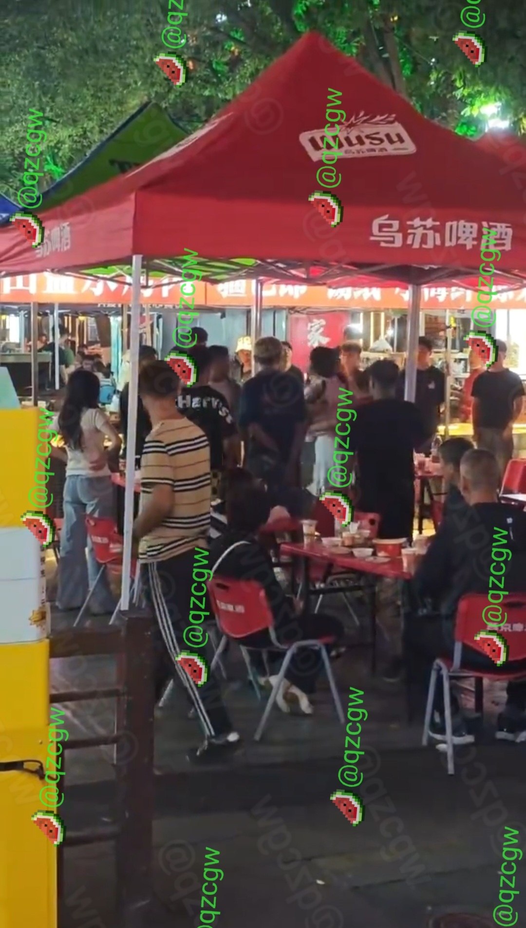 新疆伊犁夜市女子因游戏音量过大被劝阻后当众情绪失控疯狂发飙